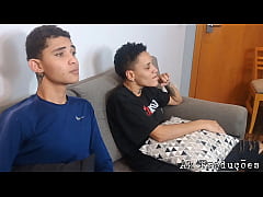 Play MP4 - A sapatao pegou a m&atilde;e do seu amigo Elisa Sanches e fudeu ela gostoso enquanto seu amigo tomava banho