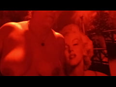 Play MP4 - En medio de la fiesta buscamos un cuartito para coger