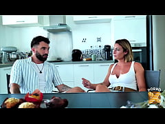 Play MP4 - Pam&comma; blonde aux gros seins&comma; se fait tartiner comme elle voulait