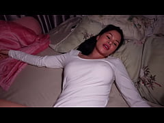 Play MP4 - Saucy Girl Tried to be quiet in bed