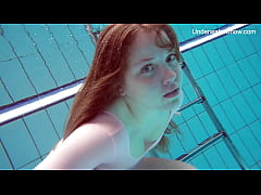 Play MP4 - Simonna is hot and horny in the public swimming pool