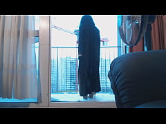 Play MP4 - musulmane voil&eacute;e danse sur le balcon devant un grutier