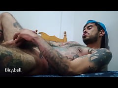 Play MP4 - Hombre todo tatuado