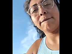 Play MP4 - La vecina hace entregas didi y no se da cuenta que ense&ntilde;a todo&period;