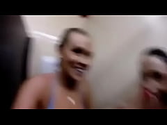 Play MP4 - Amigas se chupando no banheiro da praia