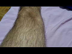 Play MP4 - Peludo brincando com o pau at&eacute; gozar no pr&oacute;prio corpo