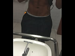 Play MP4 - Punheta no banheiro da faculdade