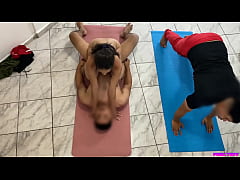 Play MP4 - El Entrenador me metio mano al lado de mi novio y me Excito yo creo que mi novio t