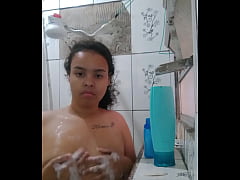 Play MP4 - GOSTOSA TOMANDO BANHO EXIBINDO SUA BUCETA MOLHADINHA