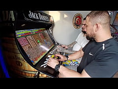 Play MP4 - Dois Jogadores&comma; Uma M&aacute;quina e Muita Adrenalina