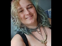 Play MP4 - Je vais ouvrir un colis un peu sp&eacute;cial en live&comma; tu viens me voir &quest;