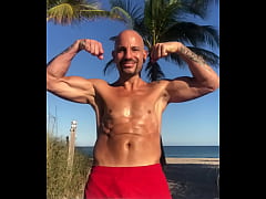 Play MP4 - MAXXX LOADZ FLEXING AT THE BEACH