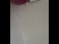 Play MP4 - pissing in the sink