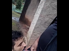 Play MP4 - Seguran&ccedil;a goza na boca do puto que ficou encarando