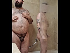 Play MP4 - Osos duch&aacute;ndose juntos