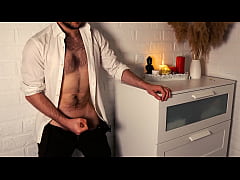 Play MP4 - A buff handsome man in a white shirt and with a small dick jerks off loudly at the camera