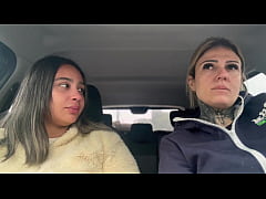 Play MP4 - Mulher motorista de aplicativo pega cadeirante na estac&atilde;o da s&eacute; ela n&atilde;o tem dinheiro pra pagar a corrida&excl; E deixa ser toda chupada depois de mijar em forma de Pagamento&excl;