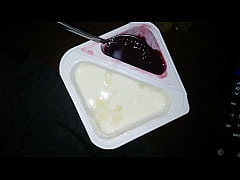 Play MP4 - Eyaculando en yogurt