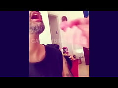 Play MP4 - Barbudo recebendo leite