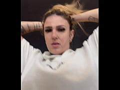 Play MP4 - Sapatona fica com muito tes&atilde;o na academia vendo mulheres e homens vendo sua camisa transparente mostrando os seu bicos do peito suado e duro