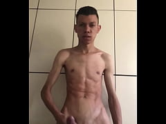 Play MP4 - Novinho pauzudo pelado se exibindo gostoso