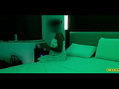 Play MP4 - Depois de gozar gostoso &comma; ela quis d&aacute; uma relaxada &comma; ouvindo uma m&uacute;sica fumando um cigarro&comma; de 18 anos gostosa