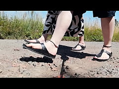 Play MP4 - Barfu&szlig; in Birkenstocks in der Natur
