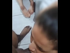 Play MP4 - Corno broxa v&ecirc; a mulher dele enlouquecer chupando rola e saco do neg&atilde;o dotado