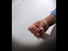 Play MP4 - Outro Casadinho mostrando a pica no banheirao