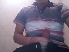 Play MP4 - TIPO SE MASTURBA EN FRENTE DE TODOS POR WEBCAM