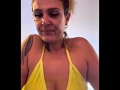 Play MP4 - Quase fui expulsa academia de frente a praia Copacabana&excl; Por est&aacute; treinando de biqu&iacute;ni fio dental transparente e todo molhado na buceta rosinha&excl;