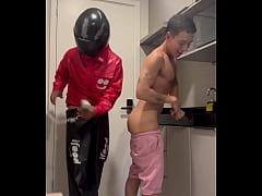 Play MP4 - PEDI UM LANCHE E O ENTREGADOR ERA MUITO GOSTOSO&period; PEDI PRA CHUPAR E ELE ACEITOU&comma; DEPOIS METEU SEM CPA ATE ENCHER MEU CUZINHO DE LEITE&period;