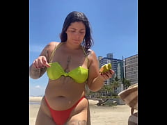Play MP4 - Casada chamando aten&ccedil;&atilde;o na praia com Biqu&iacute;ni socado