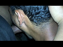 Play MP4 - Travesti coloca novinho pra mamar seu pau e depois mama os amigos dele no meio da rua