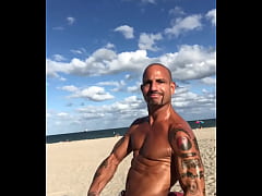 Play MP4 - FLEXING AT THE BEACH