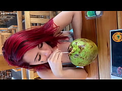 Play MP4 - Encontrei a Electra na praia&comma; e ela me chupou no banheiro do restaurante