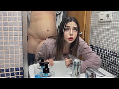 Play MP4 - C&oacute;mo me follan en el ba&ntilde;o&comma; que delicioso