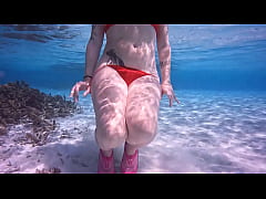 Play MP4 - Pour ce dimanche tr&egrave;s chaud&comma; tout va se passer dans l'eau des Maldives&comma; alors &period;&period;&period;