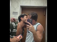 Play MP4 - Mamando no elevador