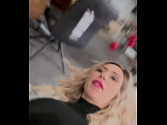 Play MP4 - Hello la Team&excl; j'arrive &agrave; lui faire fermer le magasin&comma; et l'attraper dans un coin pour qu'il me d&eacute;fonce le cul &excl;