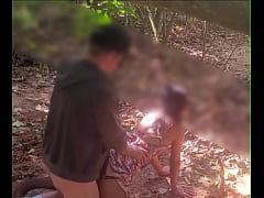 Play MP4 - Esposa novinha dando para desconhecido na trilha de 4