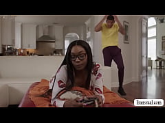 Play MP4 - Bad brunette fucks Ebonys ass while playing