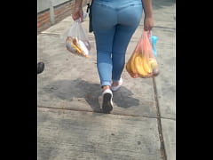 Play MP4 - Rico culo con tanga marcada en la calle