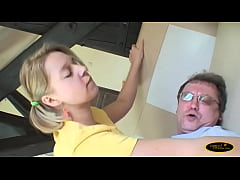 Play MP4 - L'anziano signore fa ginnastica per dimagrire ma la ragazzina bionda ha voglia di cazzo duro e maturo