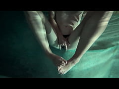 Play MP4 - floating and shaking fingering orgasm in pool