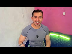 Play MP4 - Policia colombiano pre&ntilde;a con sus 20cm de vergota a su dentista en el consultorio&excl; Relato sexual