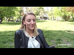 Play MP4 - Ersties&colon; Die 19-j&auml;hrige Tamara fingert sich von hinten mit 3 Fingern