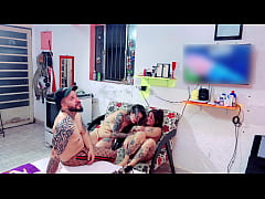Play MP4 - Fiquei escondido vendo minhas duas meia-irm&atilde; se pegando e se chupando toda &excl; Elas me catou vendo eu fui participar da brincadeira com as duas &period;