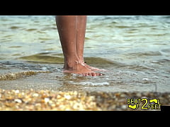 Play MP4 - Giggles' Feet Get Sandy At The Beach On Beat2FeetCom