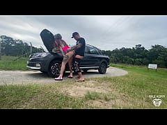 Play MP4 - GOSTOSA COM O CARRO QUEBRADO NA RUA PEDIU AJUDA E PAGOU COM A BUCETINHA